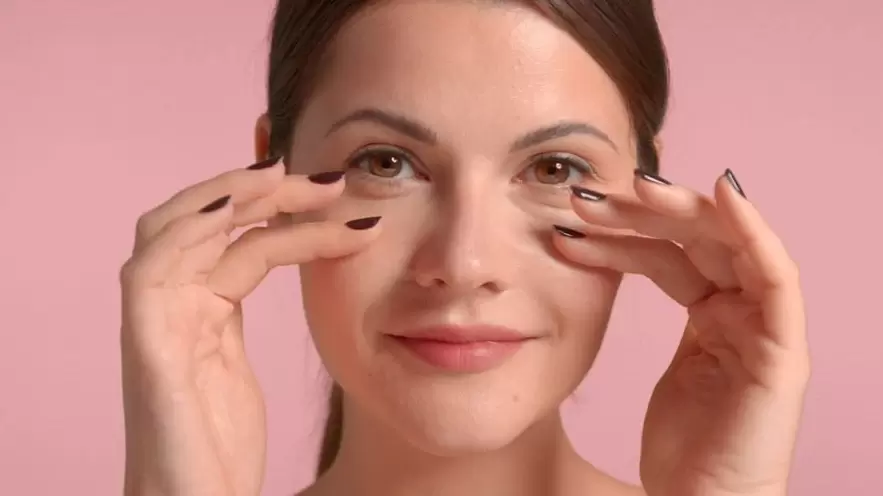 Gegen Falten um die Augen einmassieren