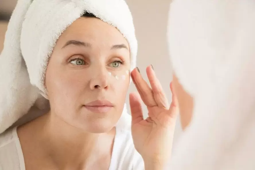 Tragen Sie eine Anti-Falten-Creme unter den Augen auf